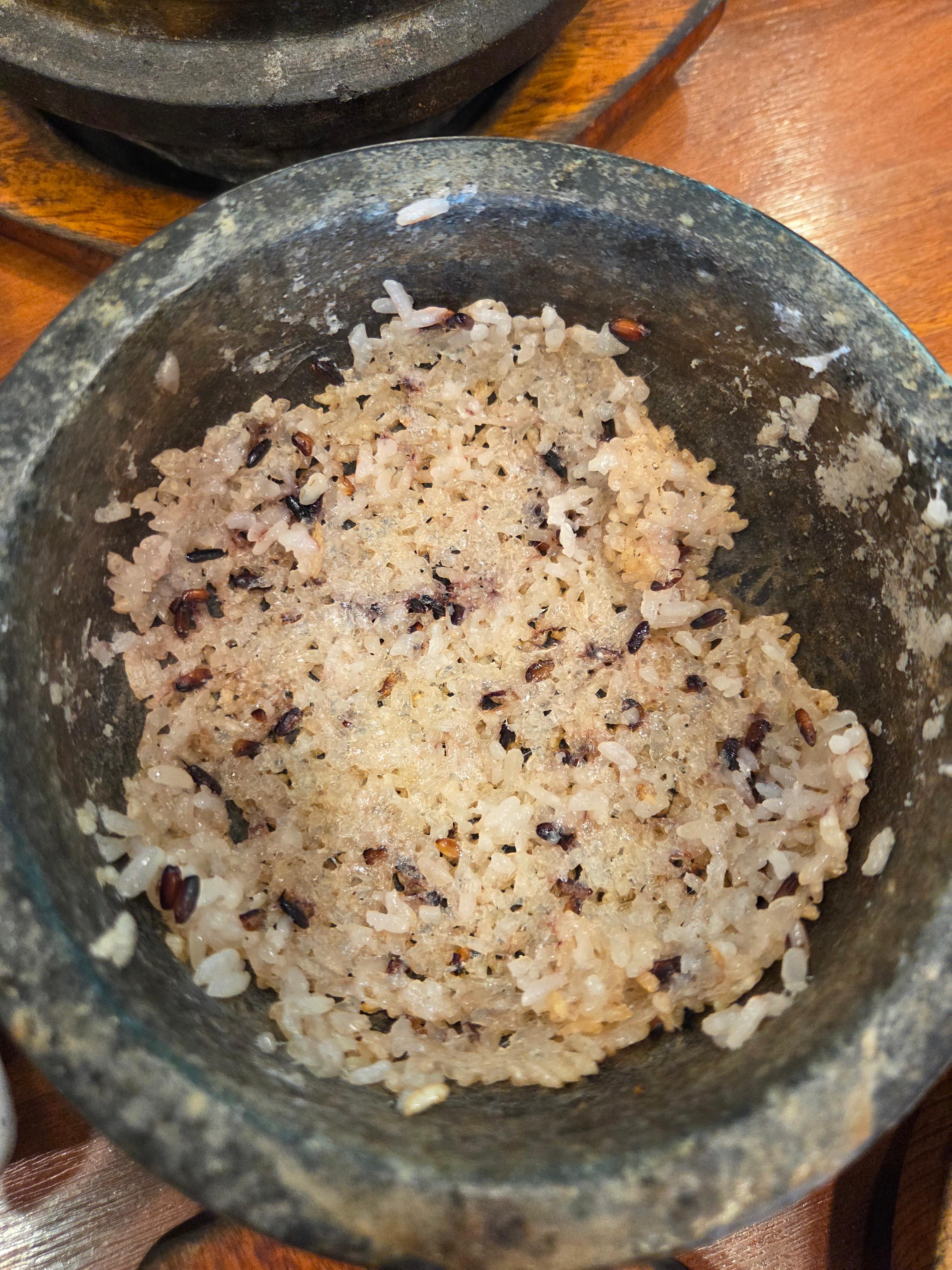 돌솥밥에 뜨거운 차를 부어 만든 숭늉 모습