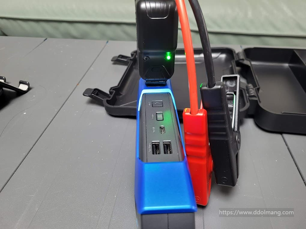 점프스타터에 전원을 공급한 모습