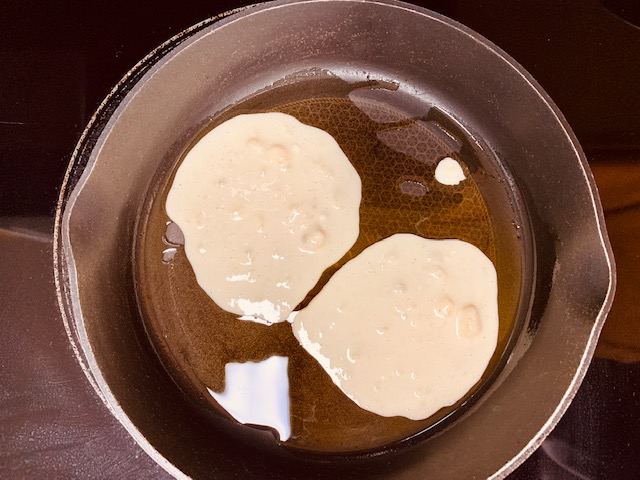 검은팬-기름-두개-둥근-흰-반죽-모습
