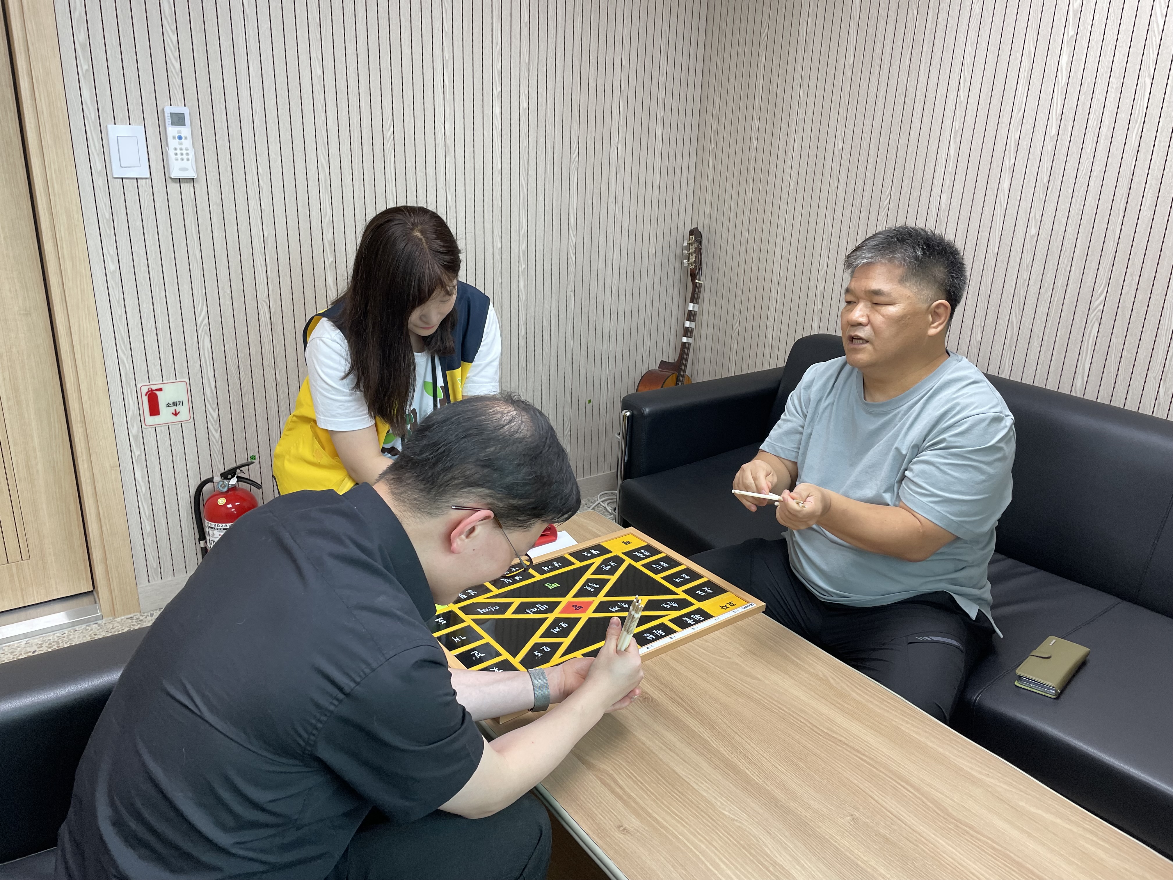 이미지 설명: 1부 윷놀이 경기사진. 부전승으로 올라간 최희백 지회원과 김경석 지회원이 경기중임.