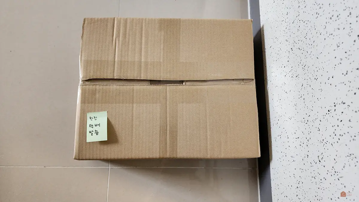 한진택배라고-포스트잍으로-붙인-택배사진