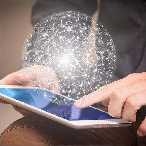 태블릿을 클릭하고 있는 손가락