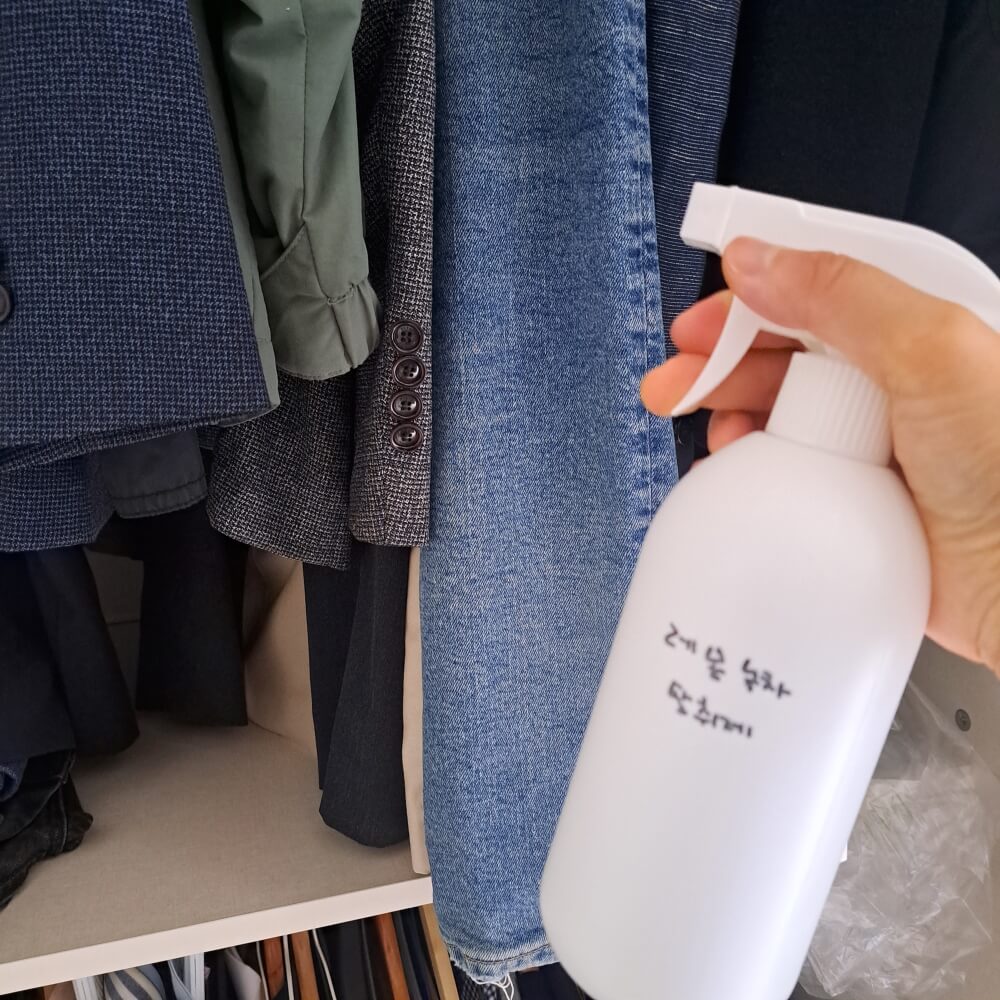 냄새나는 옷에 녹차레몬 탈취제 뿌리기