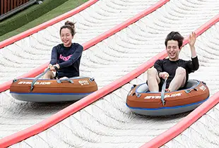 슬라이드 타는 남 녀 두사람