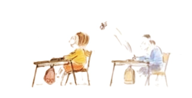 앞에 앉은 아이에게 종이 뭉치 던지며 장난치는 아이 모습