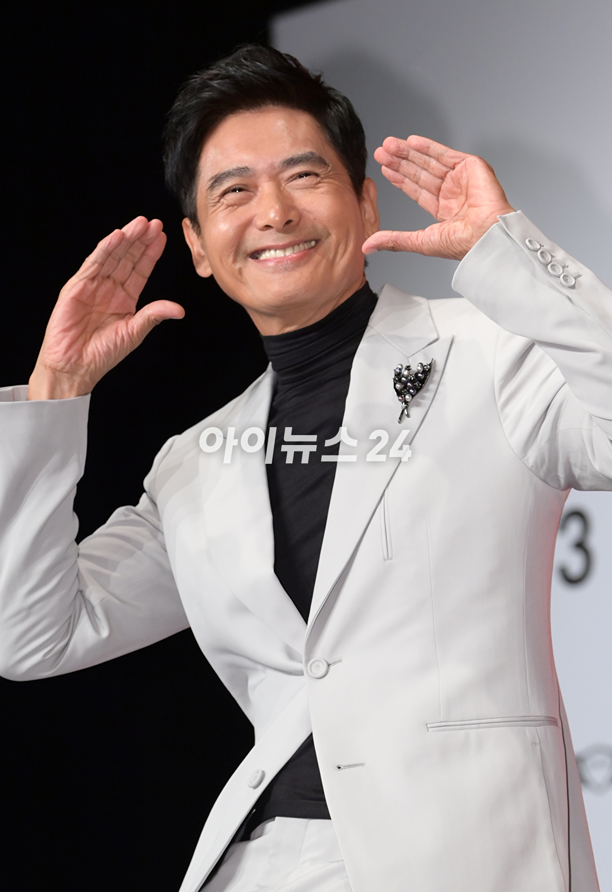 배우 주윤발(저우룬파)이&nbsp;5일 오후 부산광역시 해운대구 우동 KNN타워에서 진행된 제28회 부산국제영화제 공식 기자회견에 참석해 포토타임을 갖고 있다. [사진=정소희 기자]