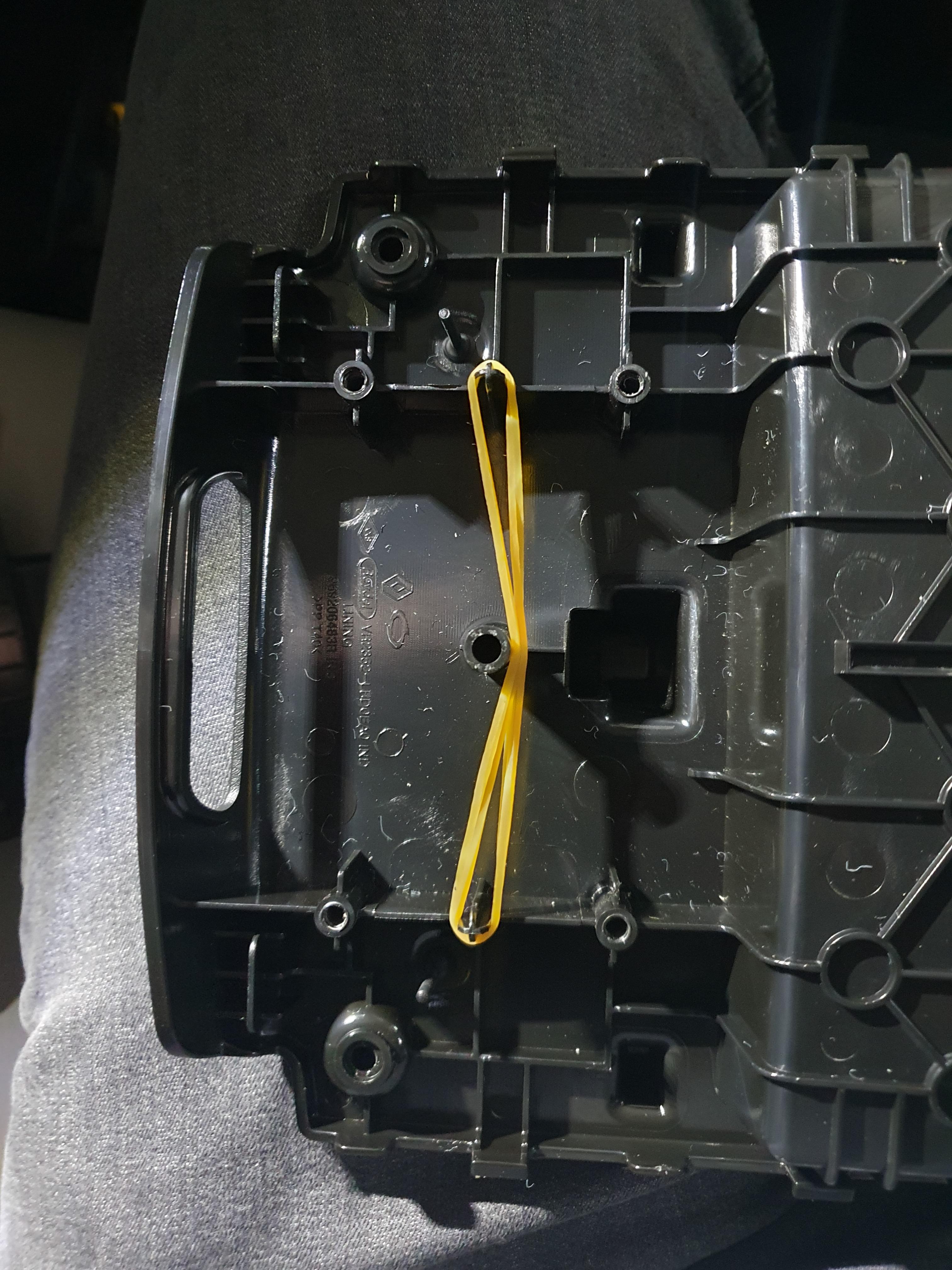 SM6 센터 콘솔 버튼 걸쇠에 고무줄 이렇게 걸면 됩니다.