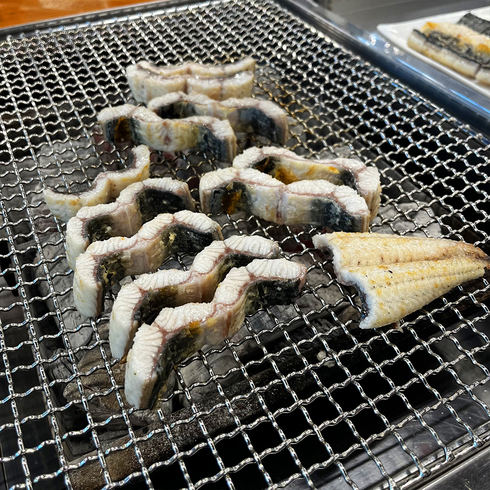 불판-위에-잘린-민물장어가-놓여있습니다.(4)