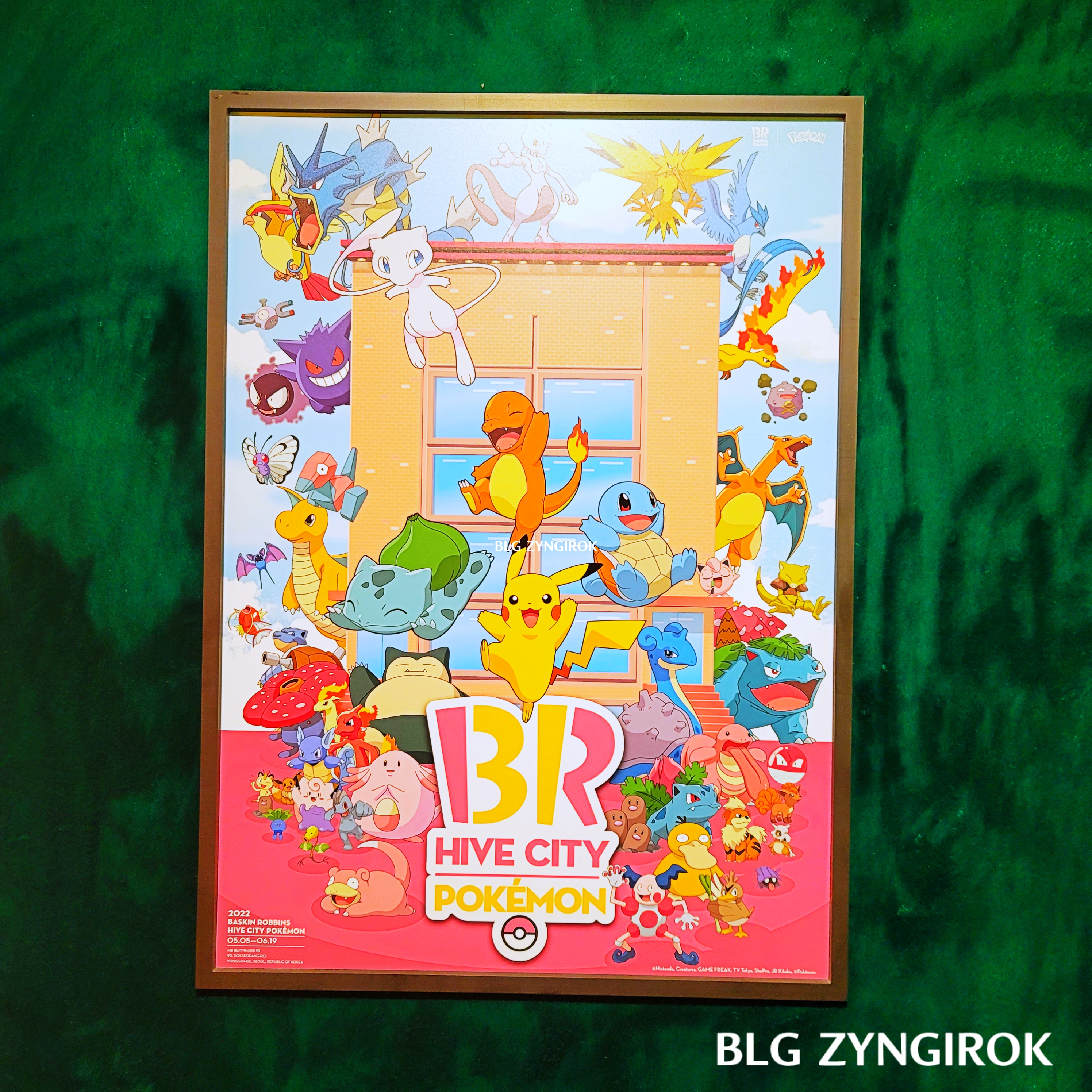 한남-베스킨라빈스-hive-초록색-벨벳-벽면에-베스킨라빈스-포스터가-전시되어있다.