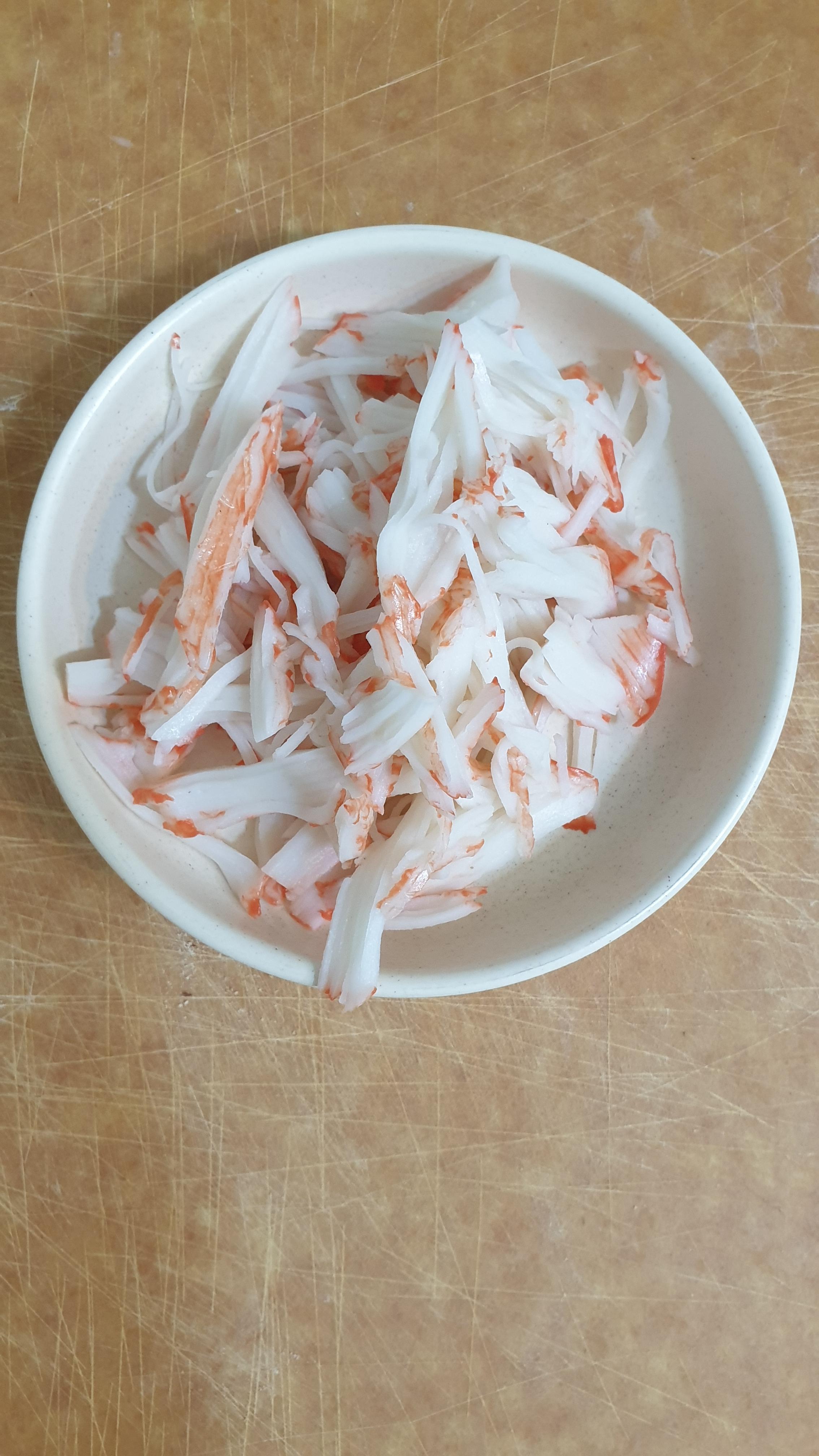 맛살은 결대로 얇게 찢어준다