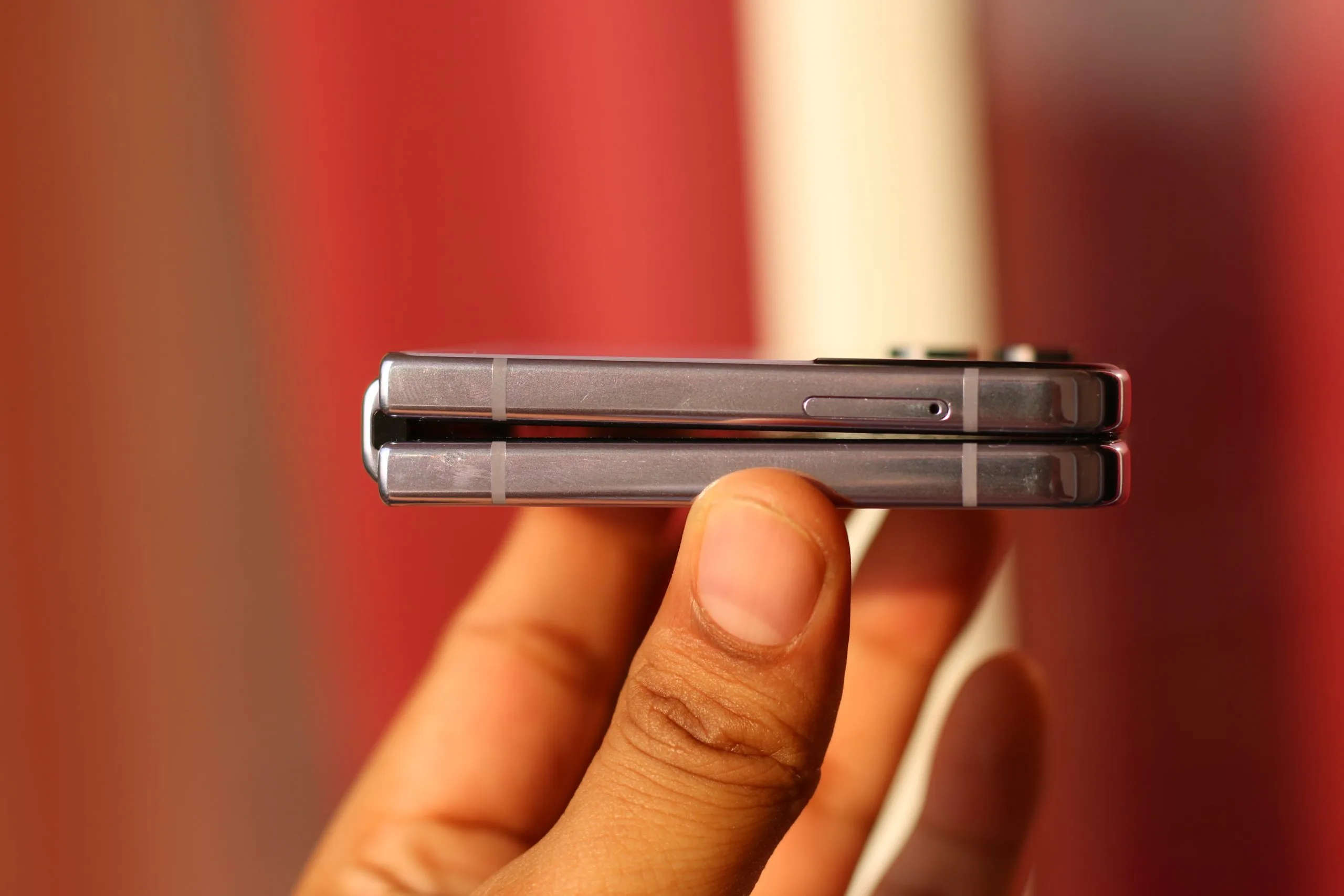 갤럭시 Z Flip4 측면 디자인