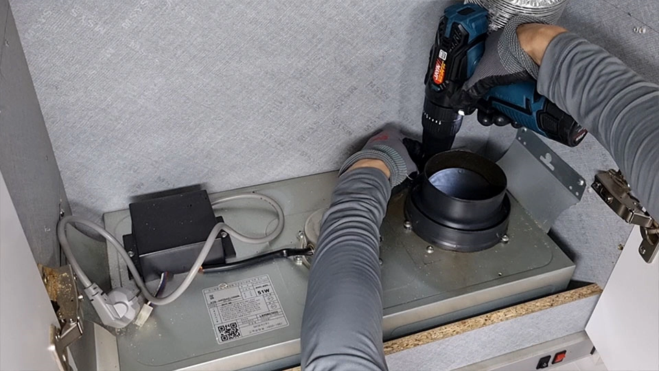 환풍기 커버 고정 볼트 푸는 모습