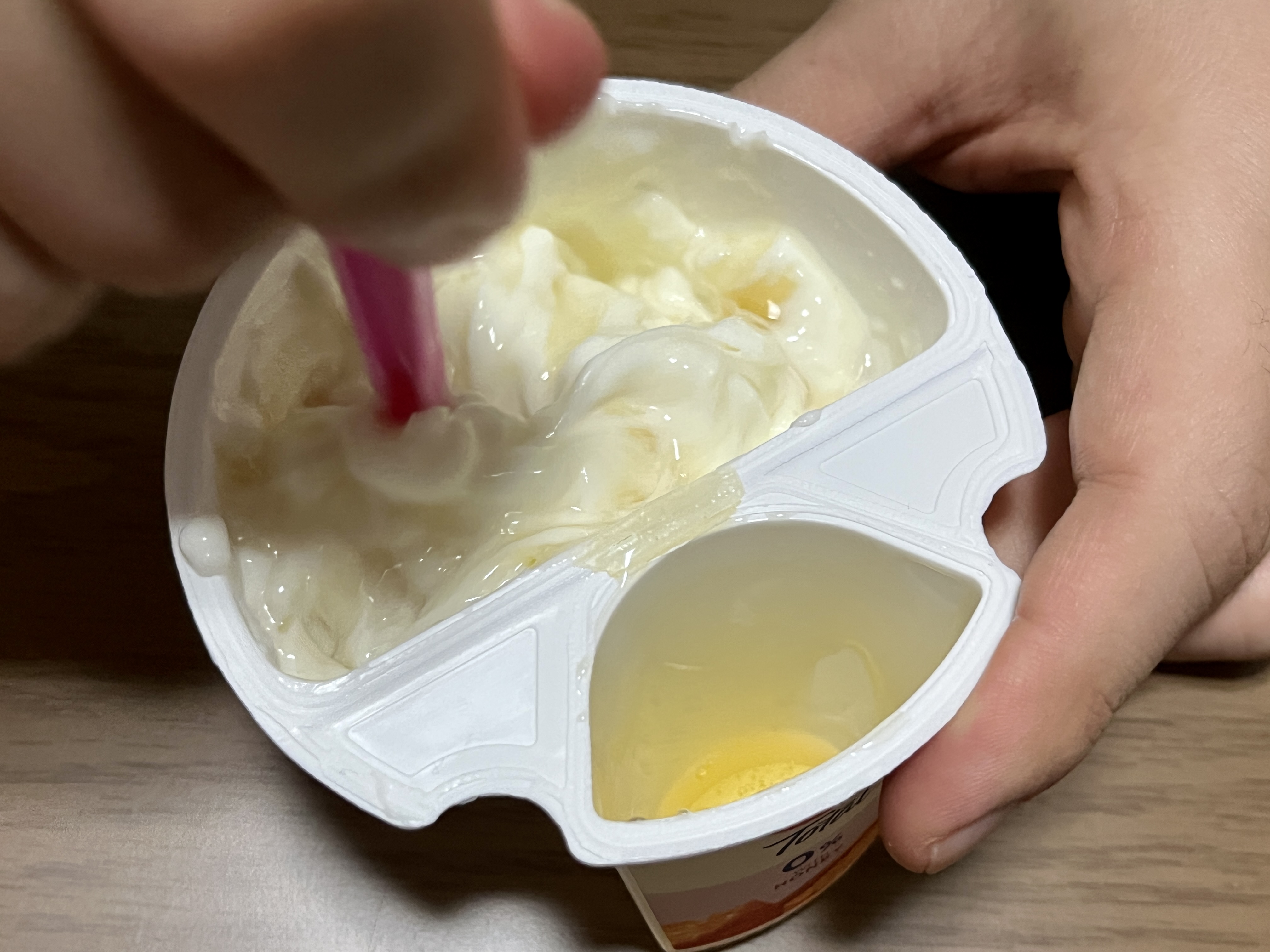 FAGE 요거트 허니 요거트 꿀 넣는 모습