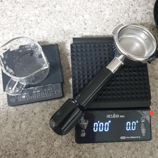 가정용 에스프레소 머신 마누스 S: 상업용에 필적한 성능을 가진 머신_저울