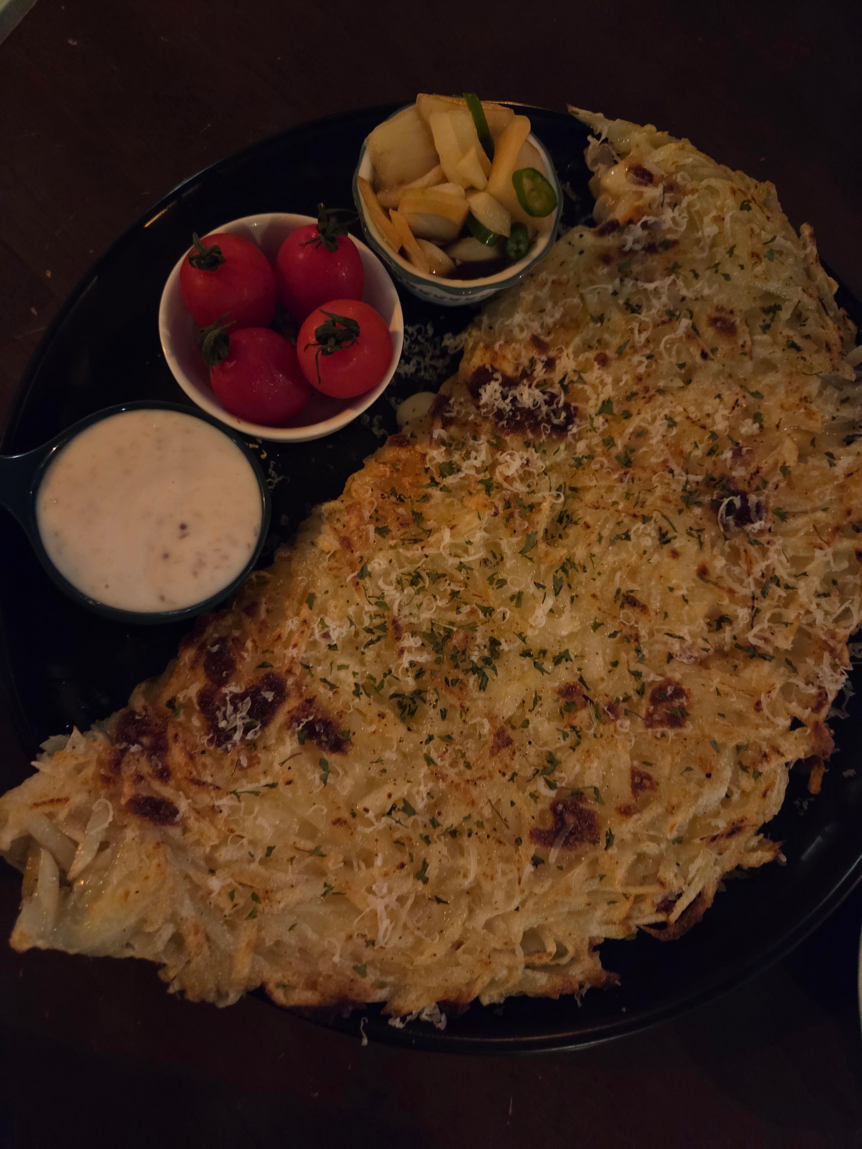 오가다 치즈감자채전 &ndash; 바삭한 감자채 위에 치즈 듬뿍&amp;#44; 트러플 마요와 양파절임 곁들임3