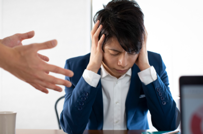 귀를 막고 있는 남성