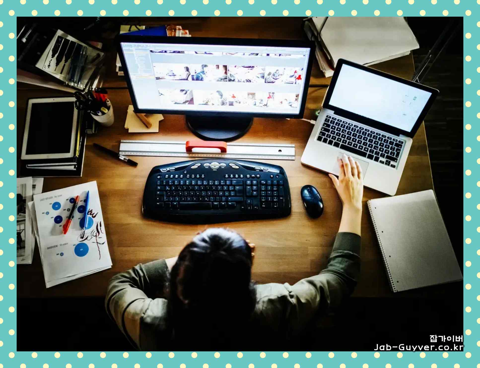 외부 모니터를 연결해 노트북을 듀얼 모니터로 사용하는 예시