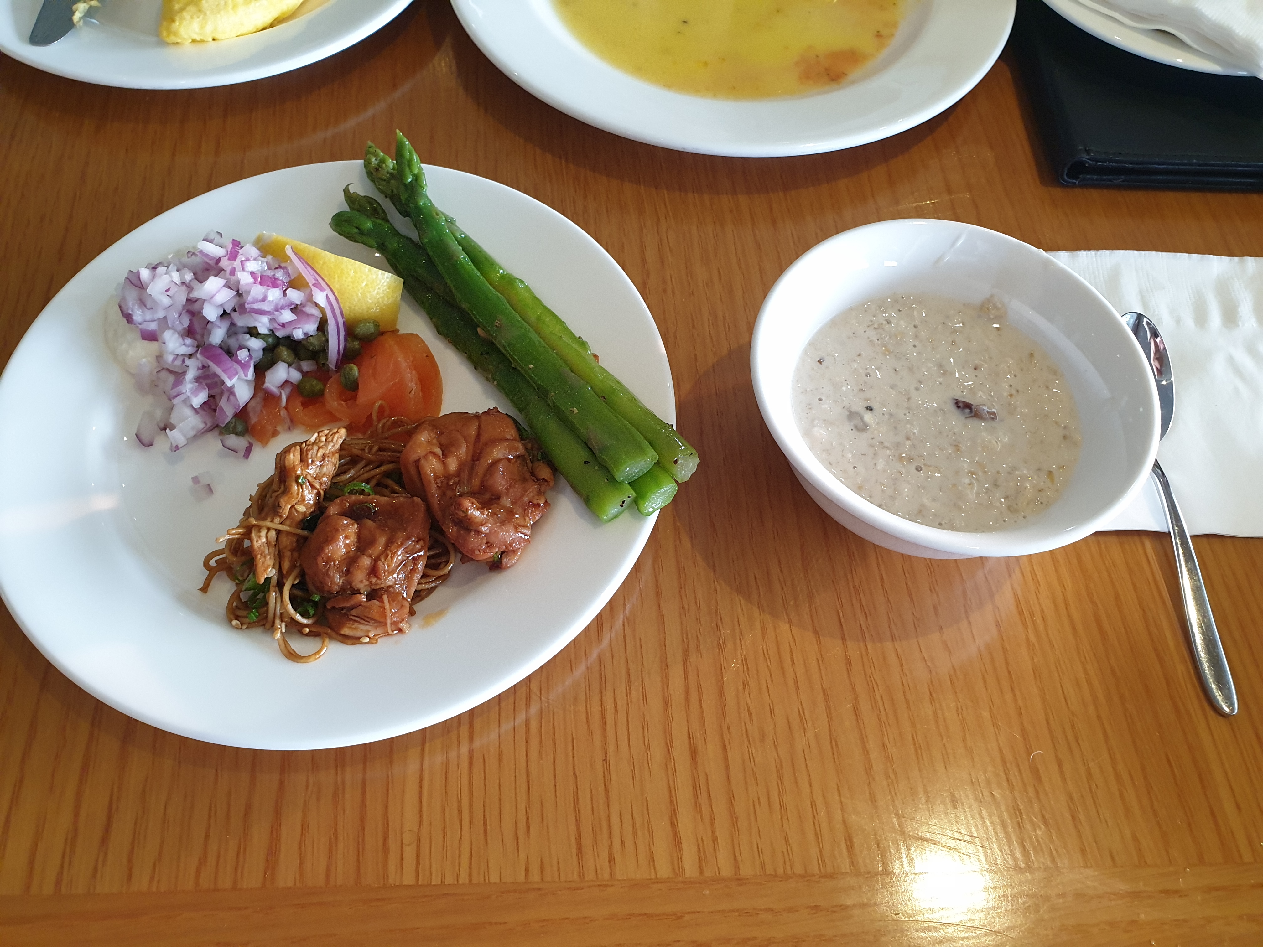 그랜드 하얏트 서울의 조식 뷔페에서 먹은 음식-닭튀김, 아스파라거스, 전복죽