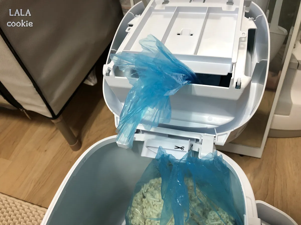 고양이-배변-쓰레기통-추천-리터락커-후기-안전-커터날로-봉투-자른-모습