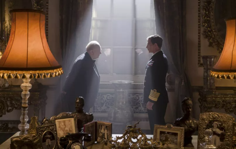 처칠이 조지 6세에게 고개를 숙이며 인사하는 모습