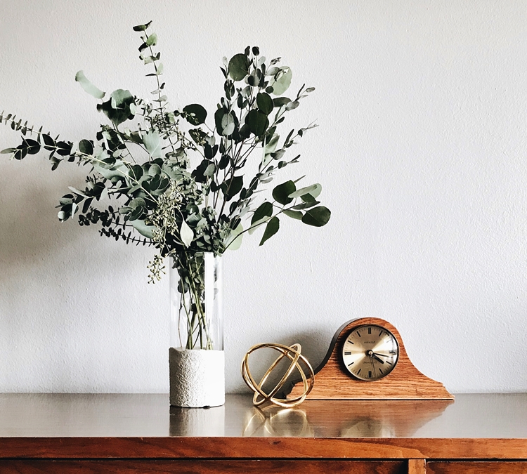 나뭇가지를 꽂아둔 화병