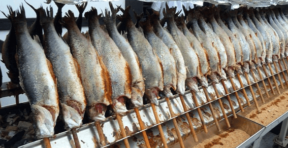 기다란 나무로 몸통을 꿰뚫은 대구 수십마리들이 거꾸로 나무대에 매달려 있다.