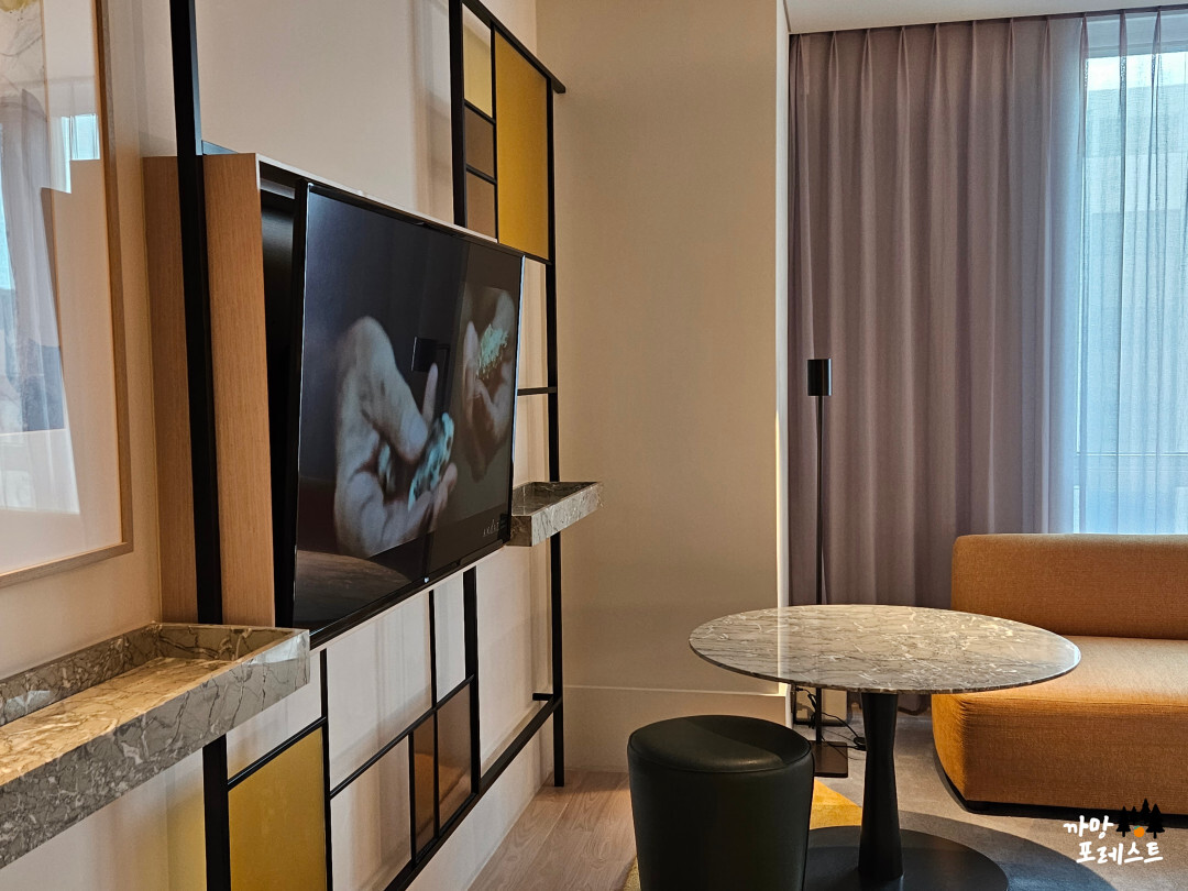 안다즈 서울 강남 벽면