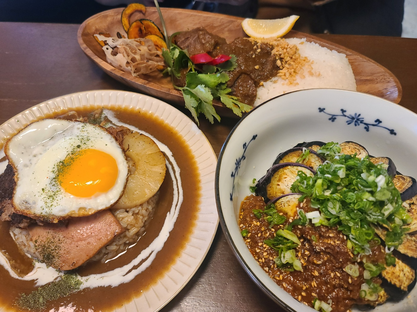 위에는 른당사피, 아래에는 왼쪽 로코모코, 오른쪽 소고기가지덮밥