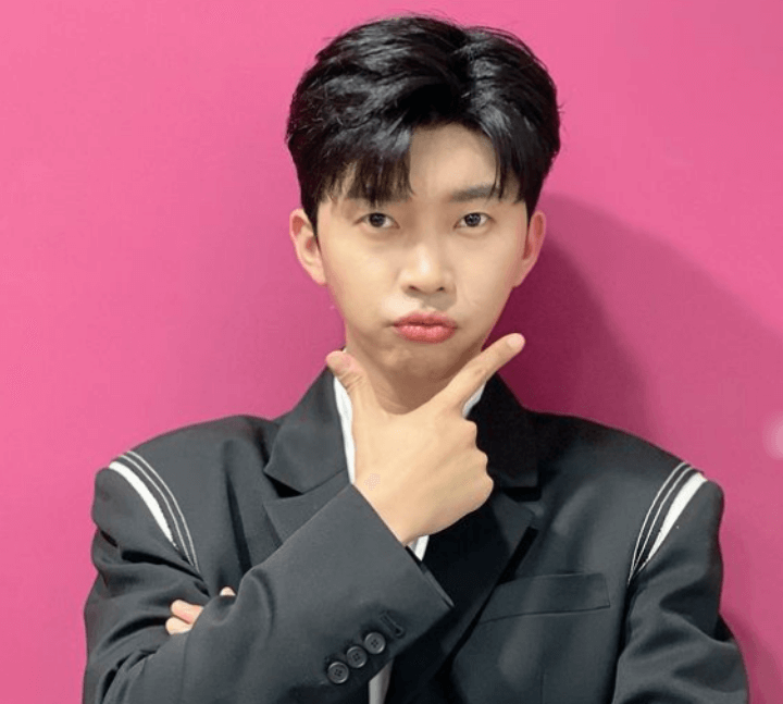 임영웅-양복-검정색슈트-입은-사진