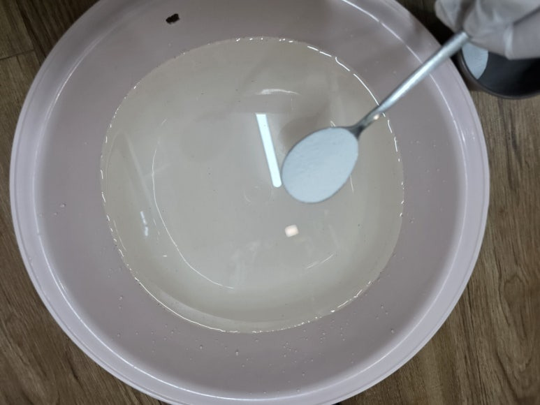 과탄산 나트륨 세탁 전 사용량 계량 장면