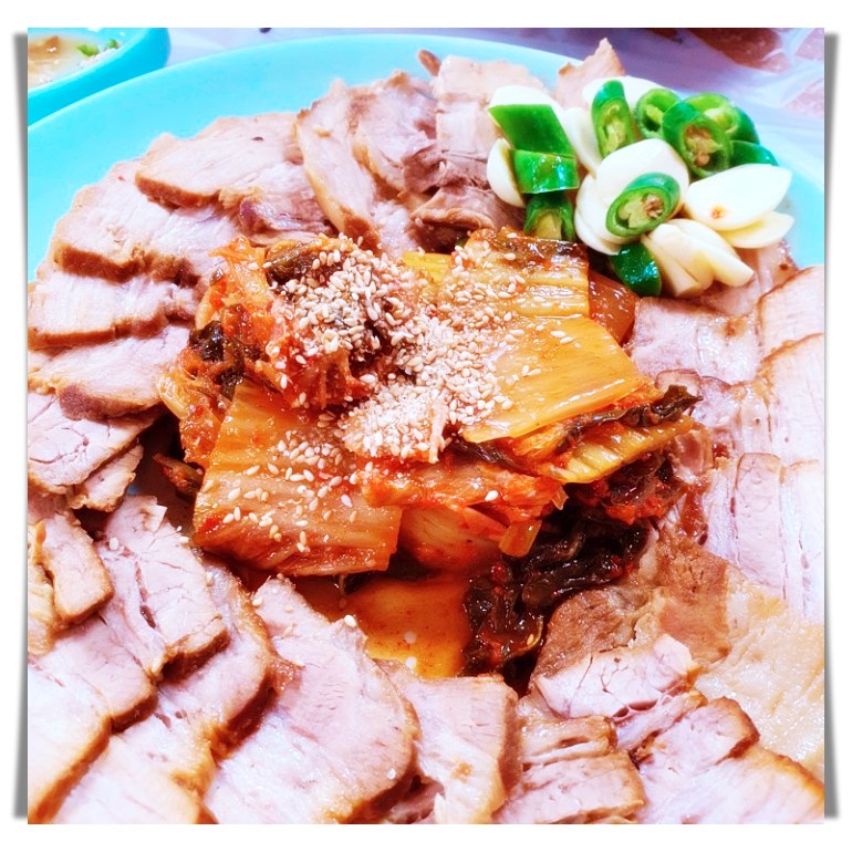 어서와-한국음처음이지-강원-홍천-수육-보쌈-막국수-맛집