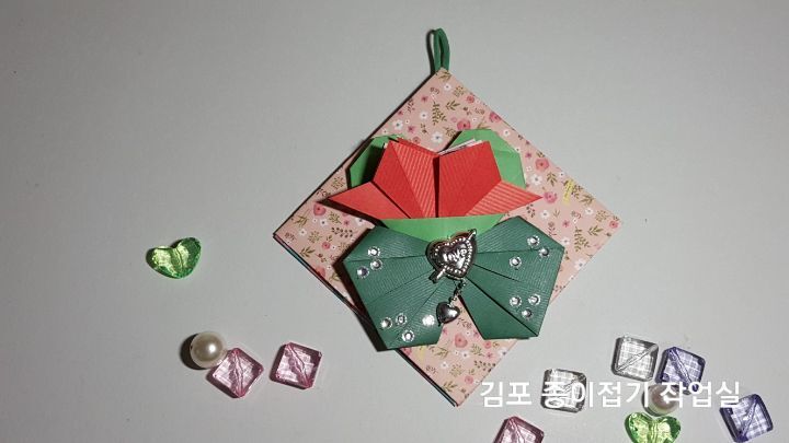 카네이션 종이접기(방법)-브로치-지금은 종이접기-김포 종이접기 작업실-지금애 종이접기-어린이 색종이 접기, 어르신 색종이 접기,꽃 브로치 만들기, 카네이션 코사지 만들기,꽃 장식 종이접기