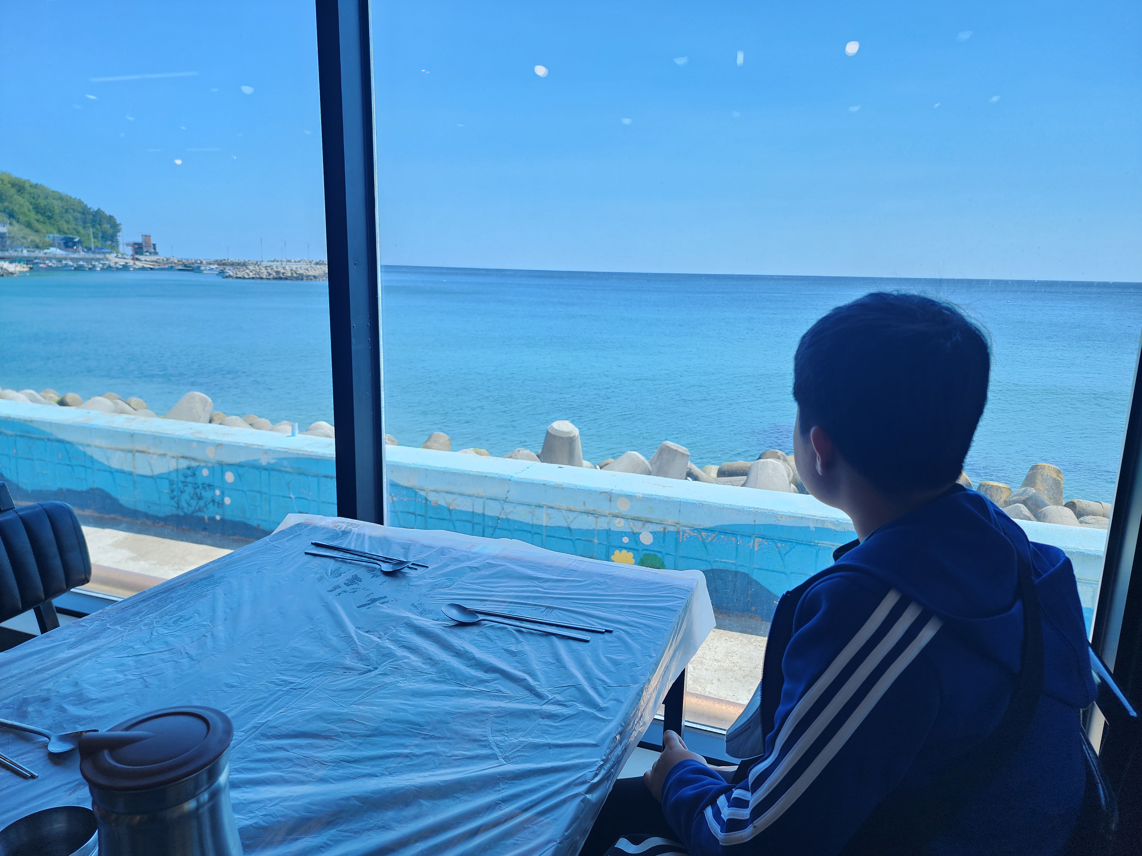 영덕 맛집 &lt;기분좋은날&gt;에서 본 바깥 풍경. 오션뷰~