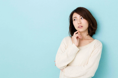 고민하는 여성