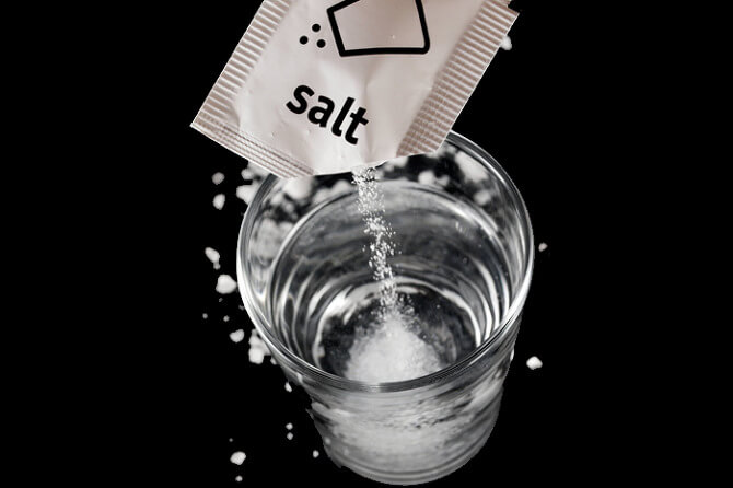 잇몸에-좋은-음식-소금물로-입안행구기