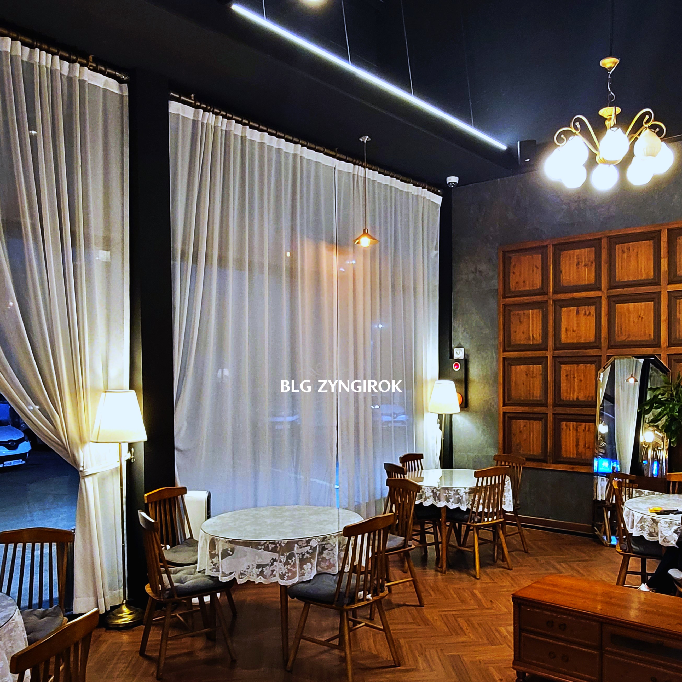 소셜 클럽 내부 모습이다.