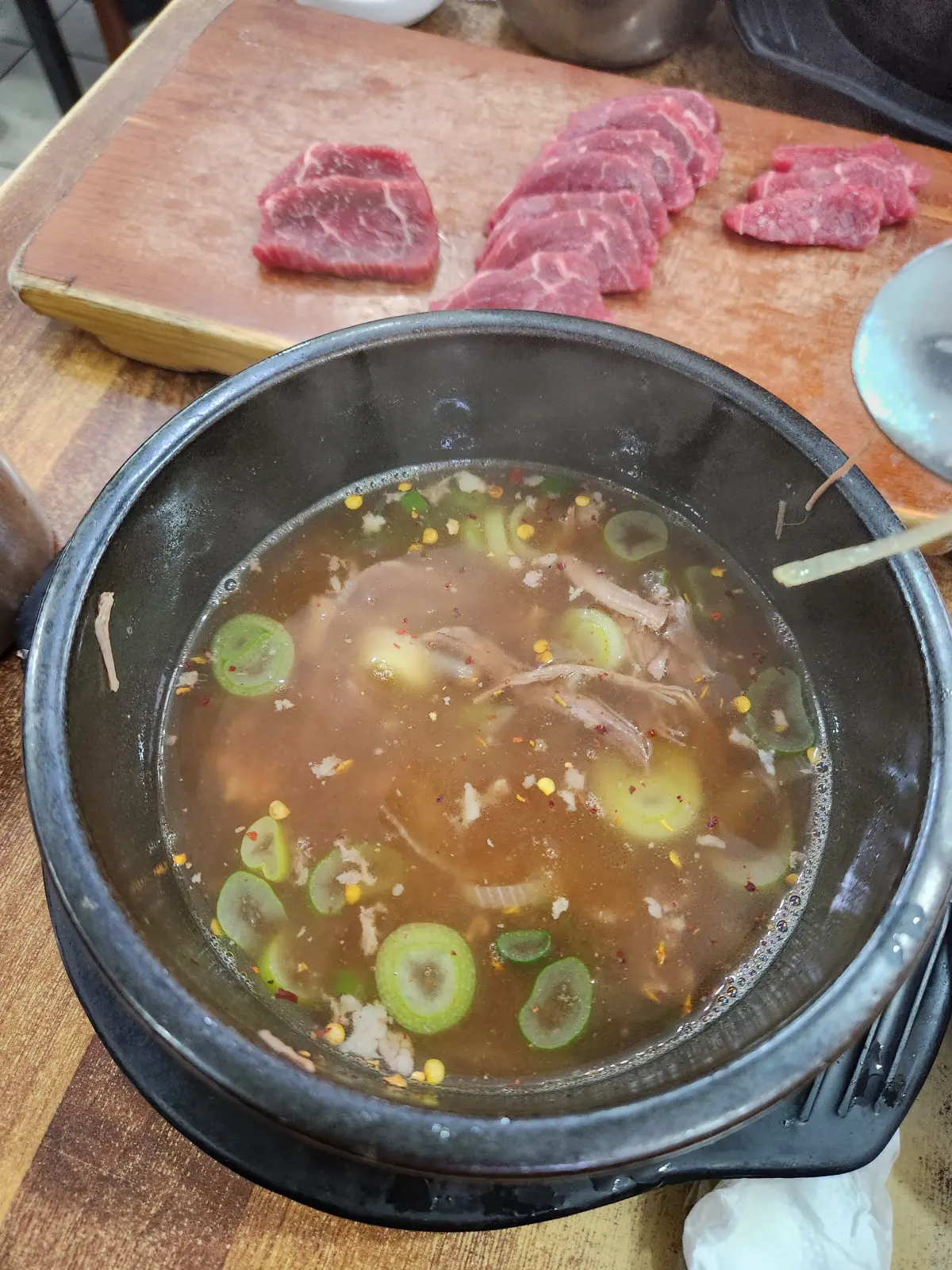 대전-성심당-근처-맛집-태평소국밥-매운-고춧가루-고추씨를-넣고-변한-소국밥-국물색