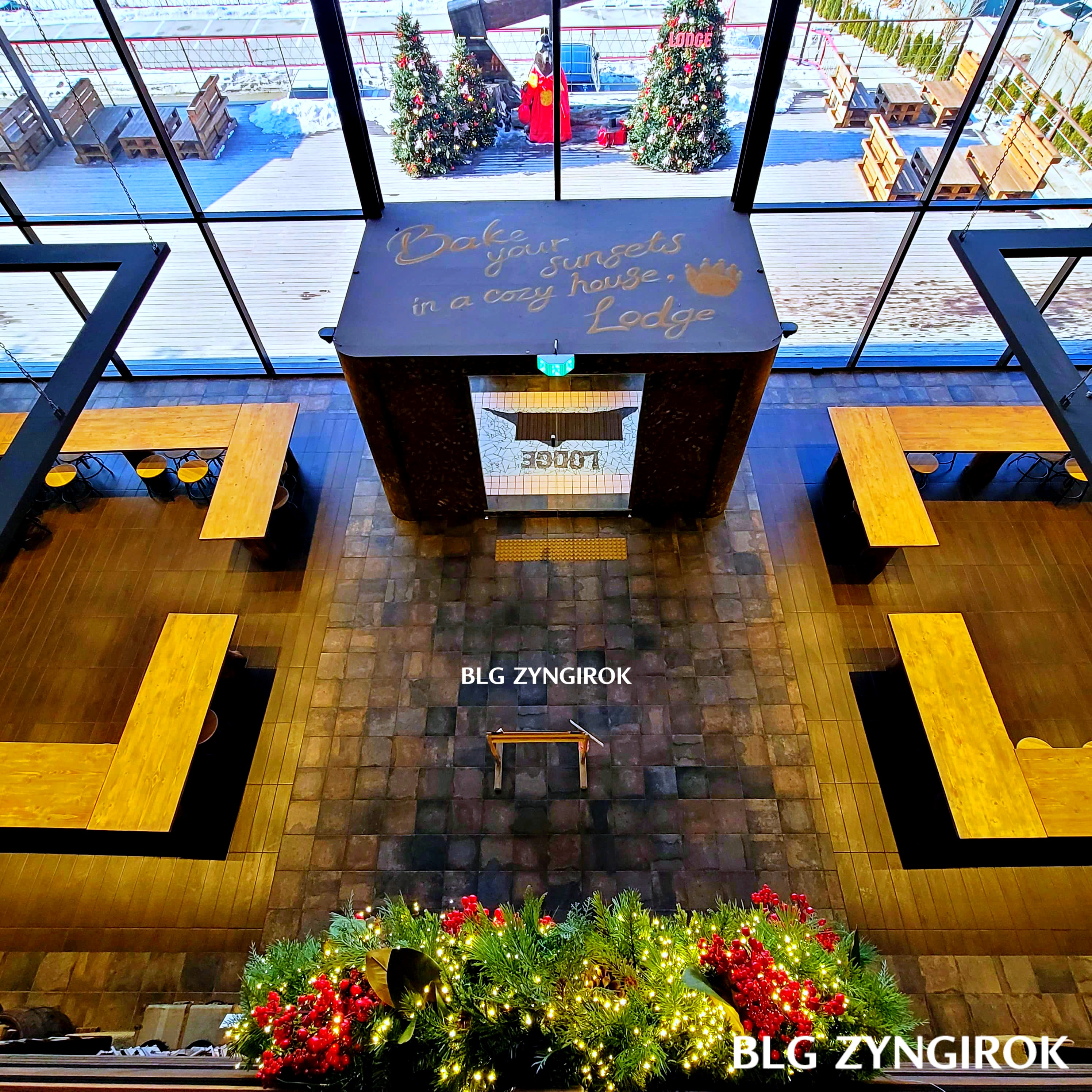 양주 카페 럿지 LODGE 2층 테라스에서 바라본 1층 모습이다.