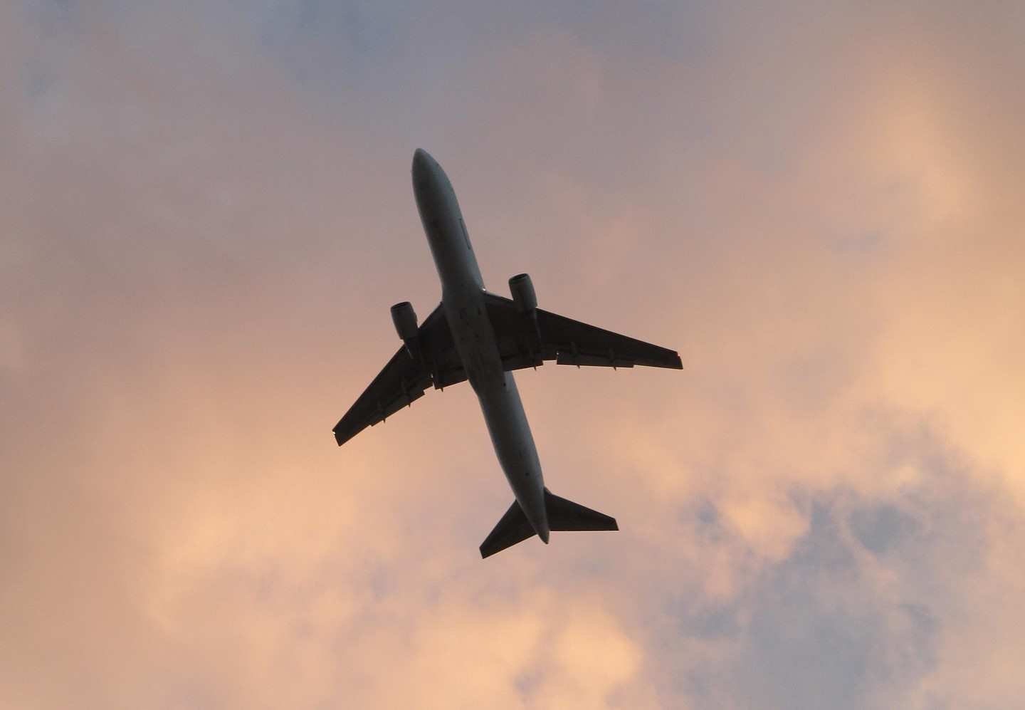 저녁 하늘을 나는 비행기의 모습