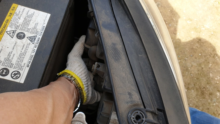 등화장치 본체 빼는 모습