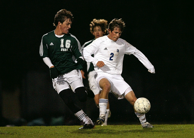 공을 지키려는 공격수와 막는 수비수