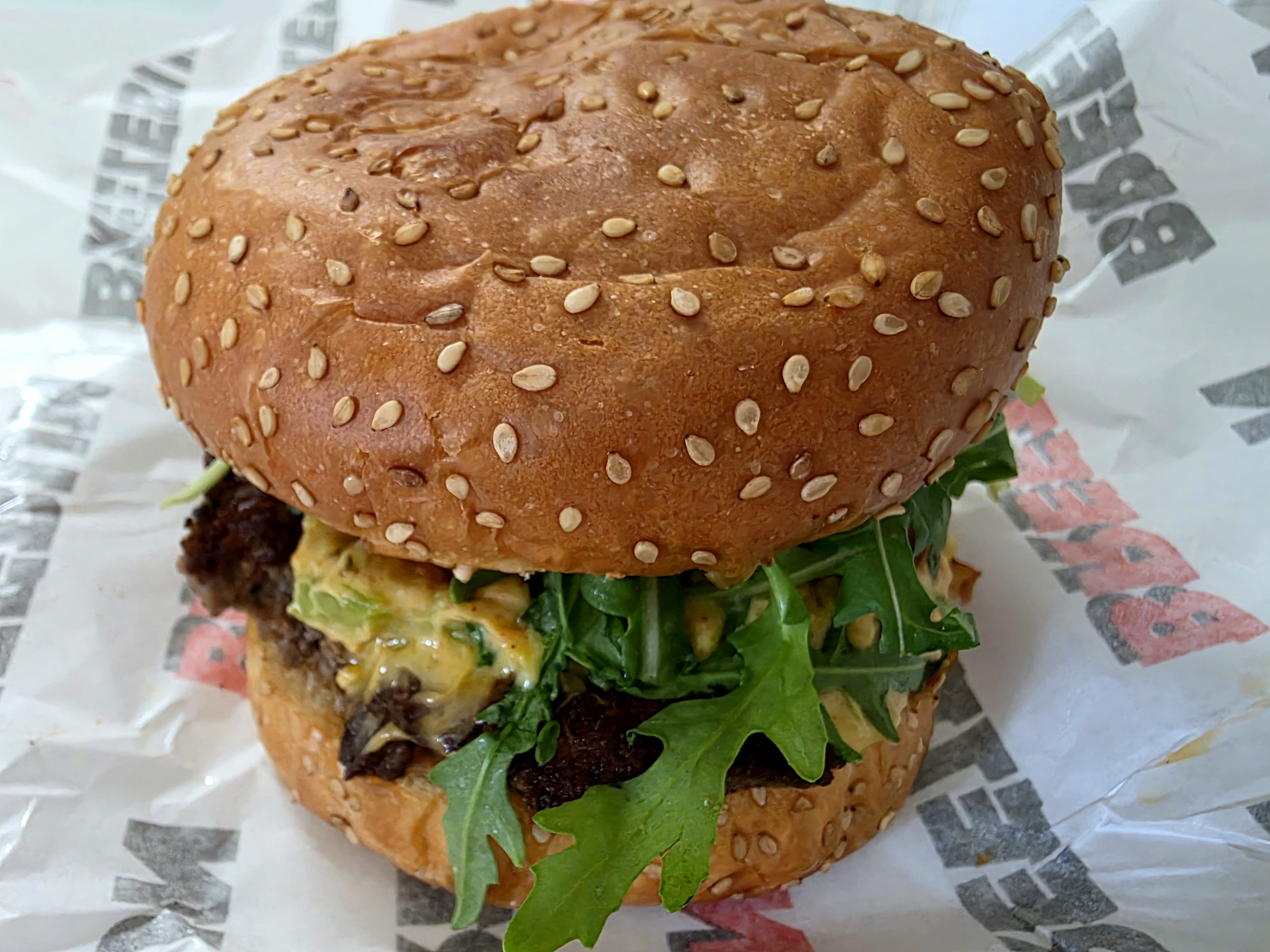 버거에-루꼴라가-가득합니다.