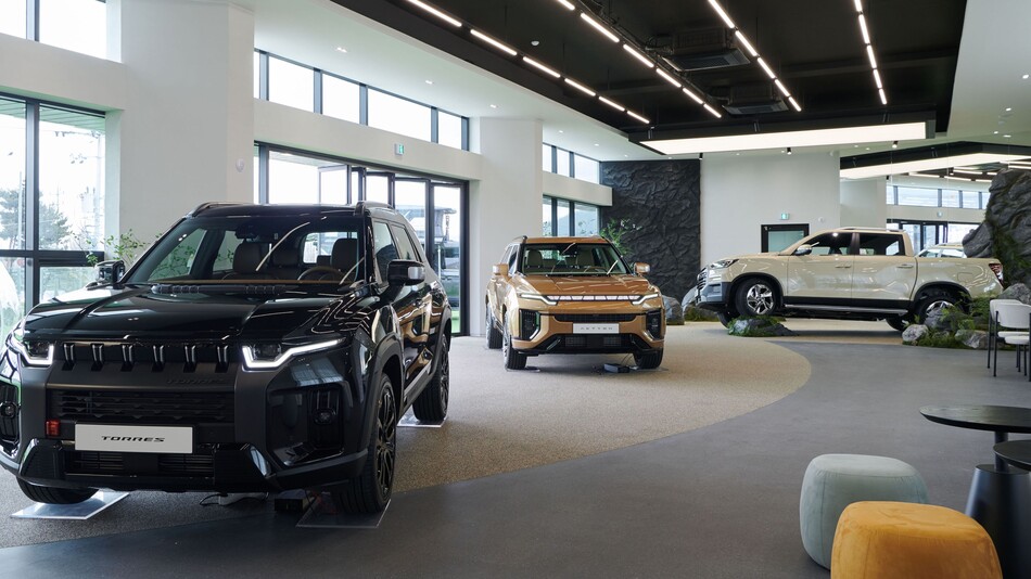 KGM 익스피리언스센터 강남점 내부차량전시