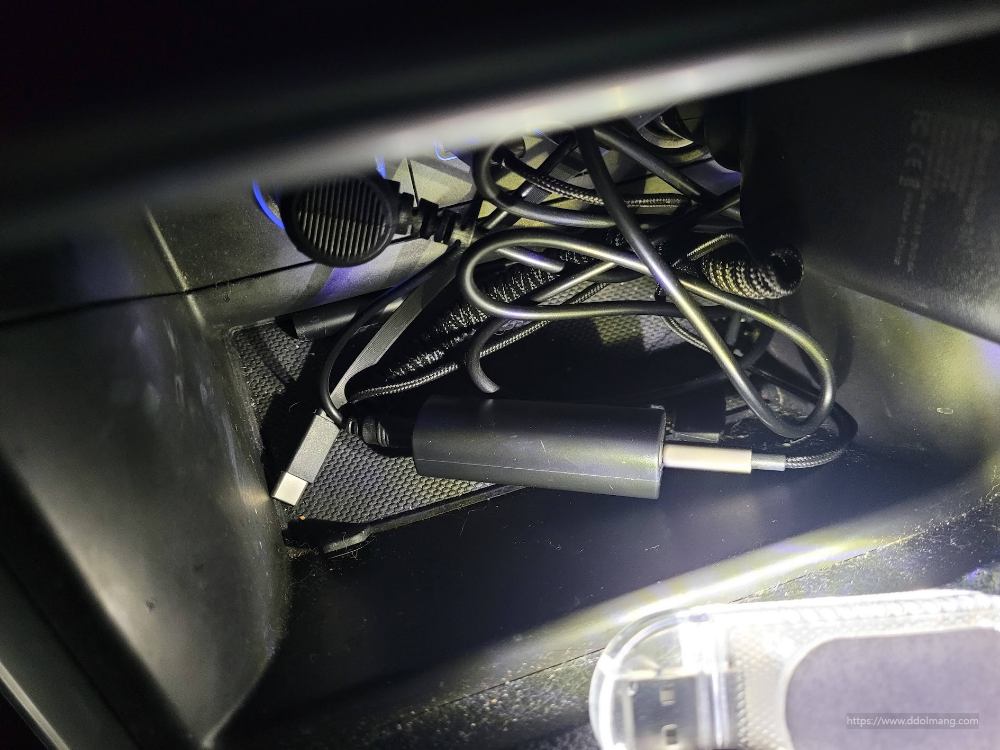 자동차의 AUX 단자에 그라운드 루프 아이솔레이터를 연결