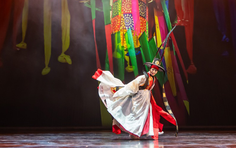 운명을 받드는 춤 The Party