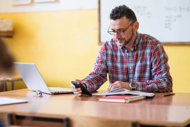 휴대전화와 노트북의 사용이 과다해 보이는 남성
