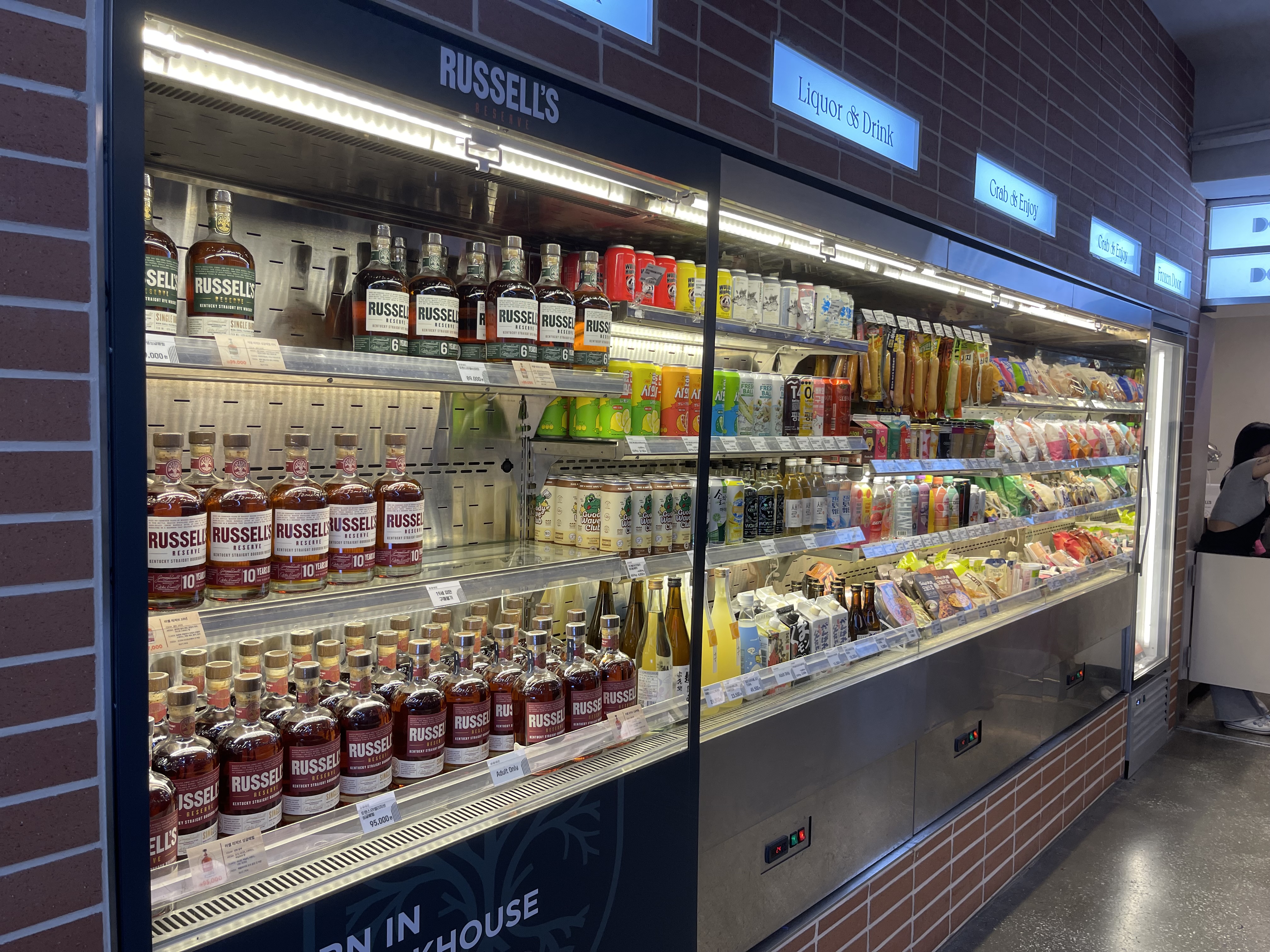 러셀 리저브 GS25 도어투성수 팝업 진열대