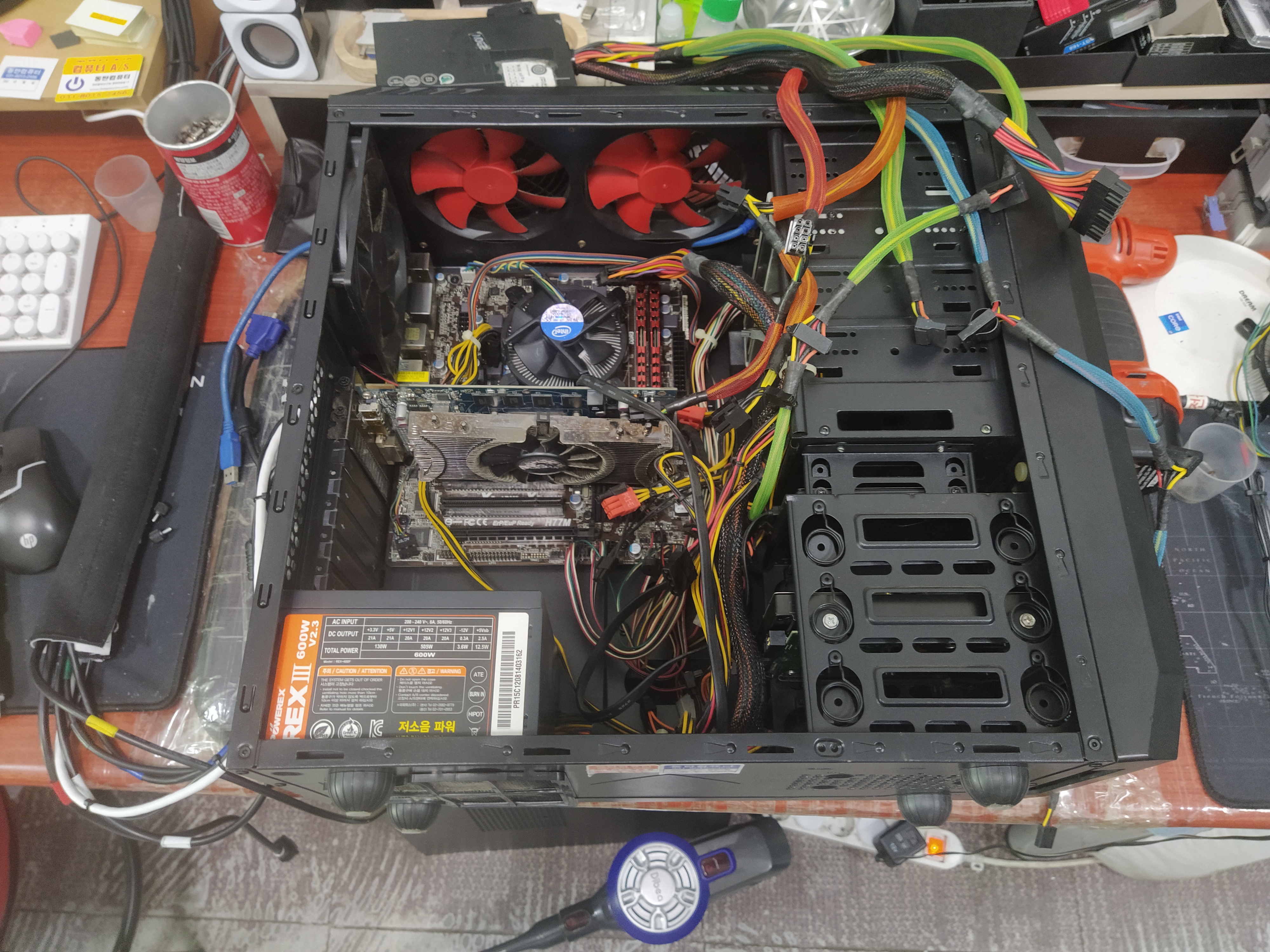 선이 많은 건 파워서플라이 불량 여부를 확인하는 과정이라서 선이 많이 풀려진 상태입니다.&nbsp;