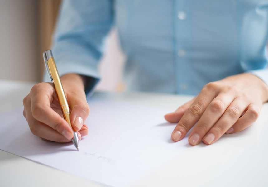 퇴직연금 중도인출 신청서와 증빙 서류를 확인하는 모습