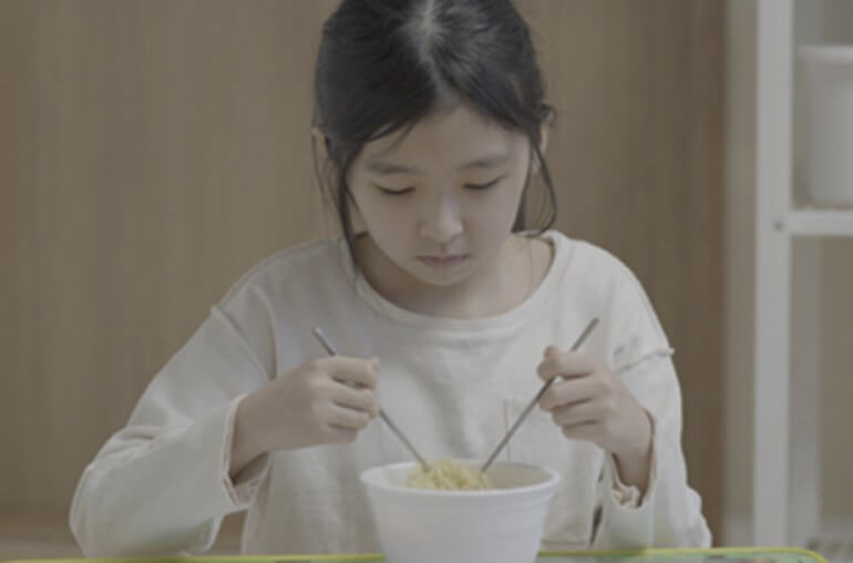 컵라면을 휘졋고 있는 연수